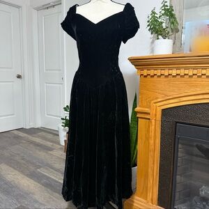 Vintage velvet Karin Stevens Dress black approximate size is small to medium